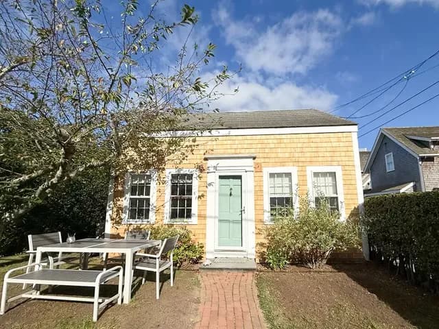 Completely rennovated cozy cottage in Brant Point