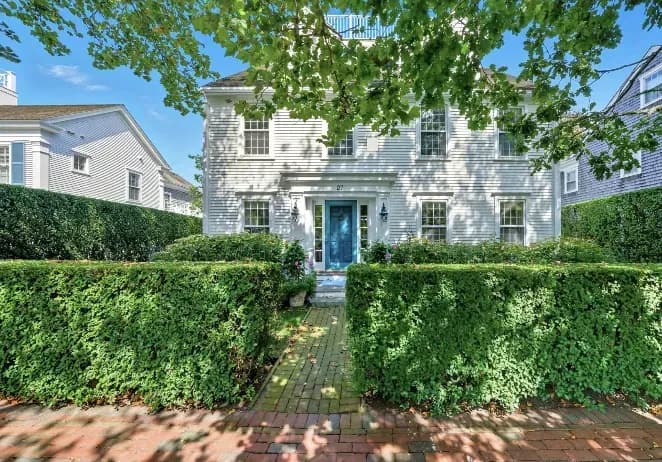 Elegant family home off upper Main Street