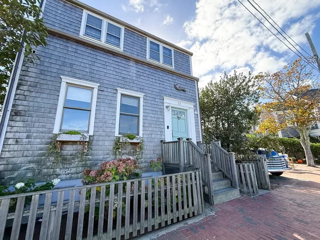 Newly rennovated 3 bedroom home in town — photo 2