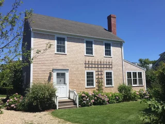 Traditional summer home in Cliff/Lincoln circle neighborhood