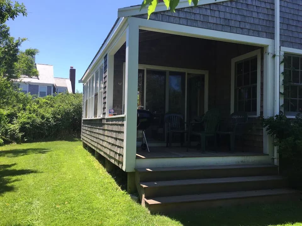 Traditional summer home in Cliff/Lincoln circle neighborhood — photo 2