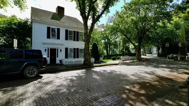 Historical Main Street Captain's House. Fantastic Location!!!!