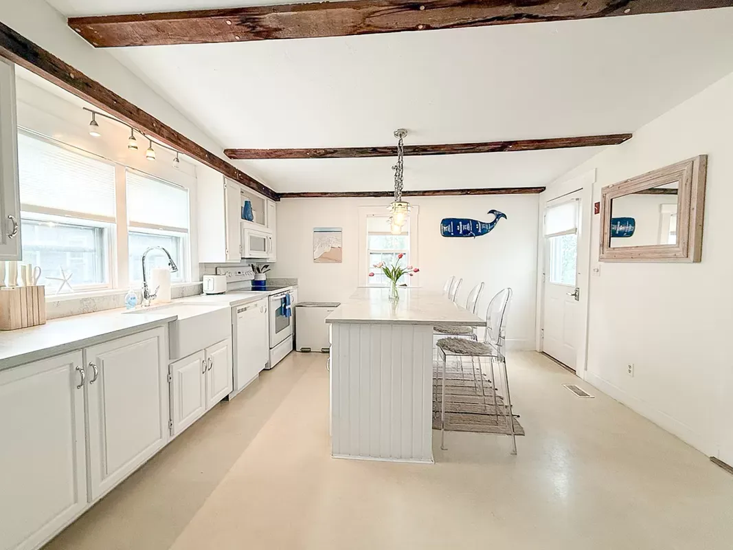 Newly rennovated 3 bedroom home in town — photo 4