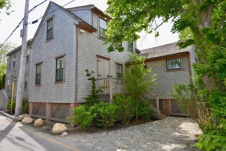 Luxury Nantucket Cottage with Prime Location!