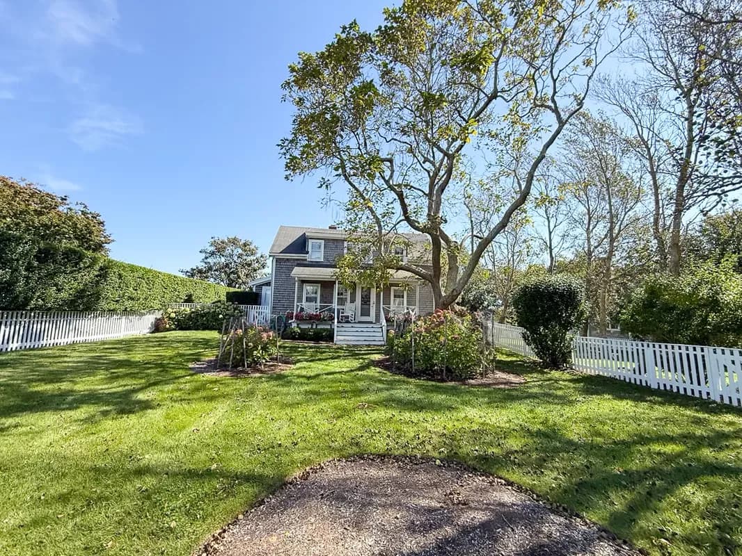 "Windsor Cottage" - Near Town with Large Yard — main photo