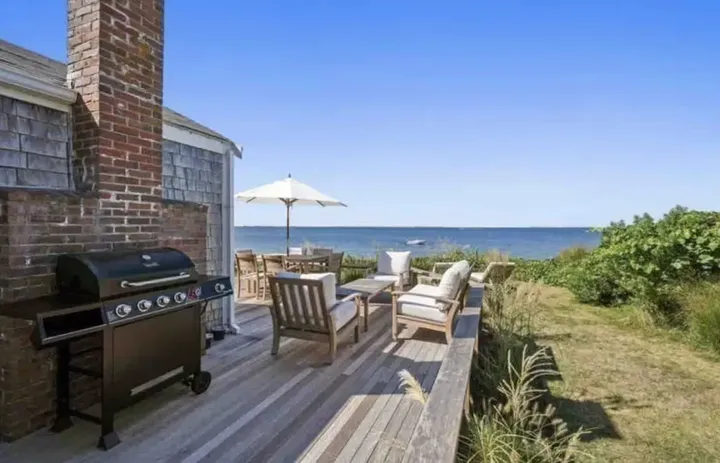 Charming, harborfront 2 bedroom cottage with loft!