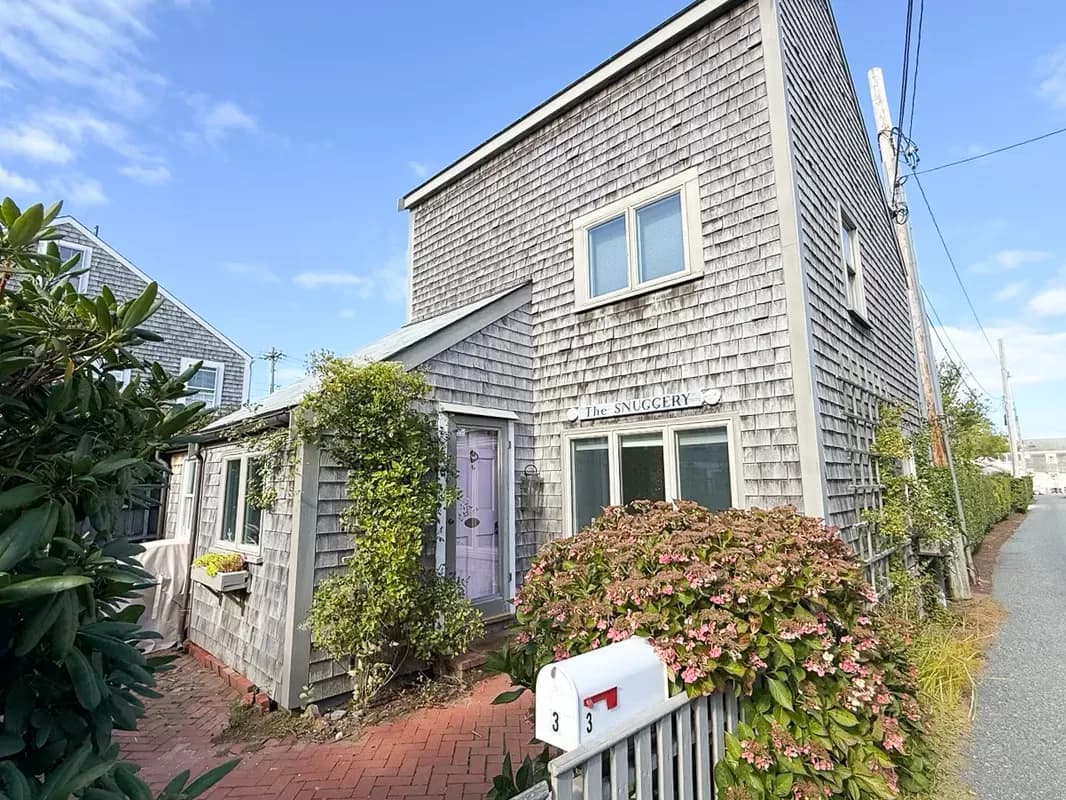 2BR Cottage In Prime Location! — photo 2