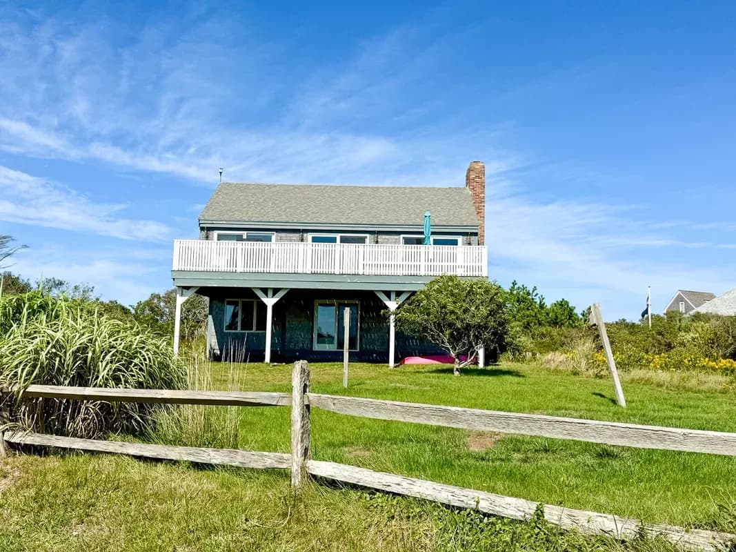Upside down style house with spectacular ocean views — main photo