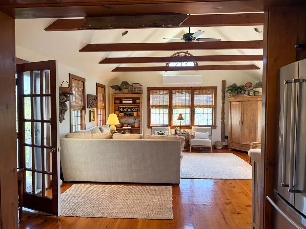 Nantucket home with Cathedral ceilings — photo 3